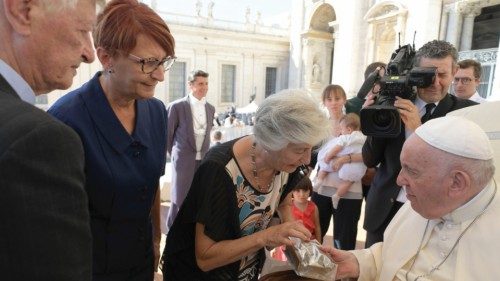  Piazza San Pietro, crocevia tra Afghanistan e Haiti  QUO-216