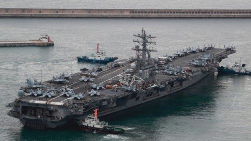 epaselect epa10206655 The US nuclear-powered aircraft carrier Ronald Reagan sails from a naval base ...