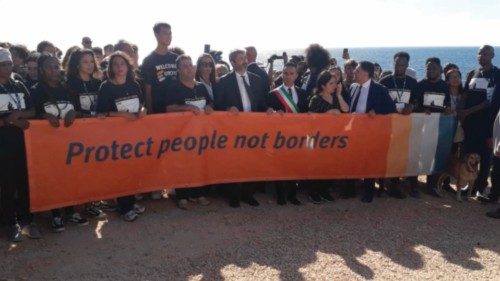 Piazza Castello, l'area di Lampedusa che si affaccia su molo Madonnina, e' invasa da migliaia di ...