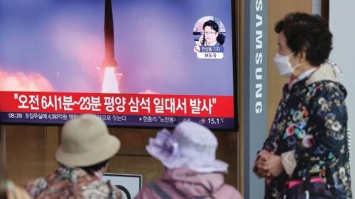 epa10226109 People watch a TV report at Seoul Station in Seoul, South Korea, 06 October 2022, on ...