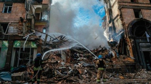 TOPSHOT - Ukrainian firefighters push out a fire after a strike in Zaporizhzhia on October 6, 2022, ... TOPSHOT - Ukrainian firefighters push out a fire after a strike in Zaporizhzhia on October 6, 2022, ...