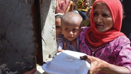 epa10219388 People affected by floods receive free food distributed by Pakistan Red Crescent Society ...