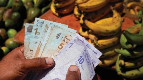 epa10216098 An informal vendor counts bolivar bills at the Quinta Crespo market, in Caracas, ...