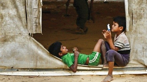 Rohingya refugee children play inside a abandon warehouse in Kutupalong refugee camp in Ukhia, on ... Rohingya refugee children play inside a abandon warehouse in Kutupalong refugee camp in Ukhia, on ...