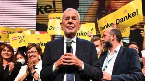 TOPSHOT - Austria's President Alexander Van der Bellen speaks to supporters at an election party in ...