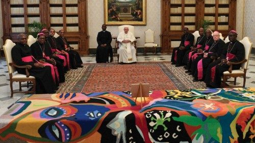  La visita «ad limina»  di vescovi africani  QUO-235