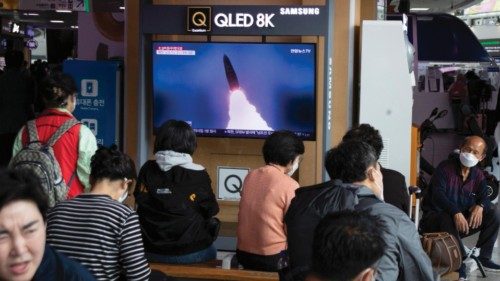 epa10242616 People watch the news at a station in Seoul, South Korea, 14 October 2022. According to ...