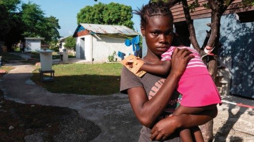 epa10243559 A young woman carries her daughter with cholera at the Medecins Sans Frontieres (MSF) ...