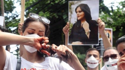 epa10249981 An Iranian woman cuts her hair during a rally calling for Iranian women freedom, in ...