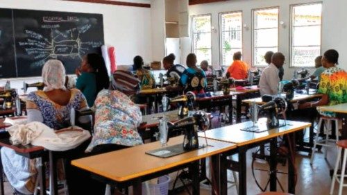 Scuola e lavoro per dare un taglio alla povertà QUO-242 Scuola e lavoro per dare un taglio alla povertà QUO-242