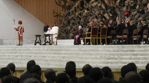  L’incontro del Papa con seminaristi e sacerdoti  che studiano a Roma  QUO-244