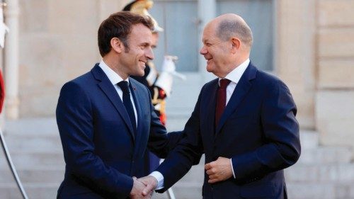 TOPSHOT - France's President Emmanuel Macron welcomes German Chancellor Olaf Scholz upon his arrival ...