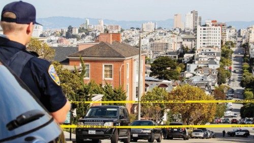 epaselect epa10272167 San Francisco Police and Federal Bureau of Investigation (FBI) agents work ... epaselect epa10272167 San Francisco Police and Federal Bureau of Investigation (FBI) agents work ...