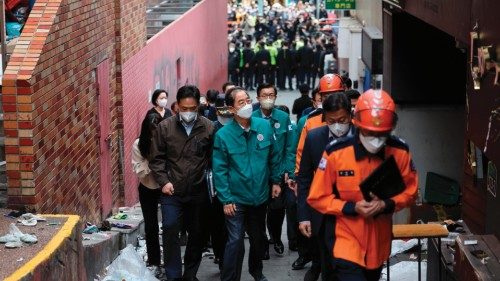 epa10276530 South Korea's Prime Minister Han Duck-soo (C) inspects the scene of a deadly Halloween ...