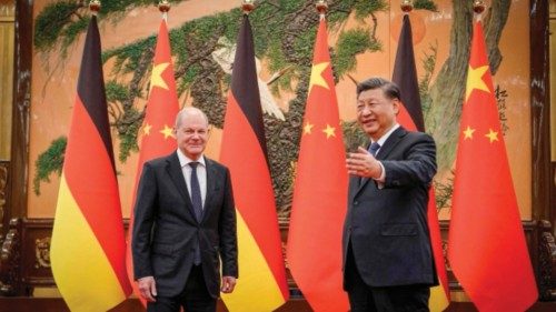 Chinese President Xi Jinping (R) welcomes German Chancellor Olaf Scholz at the Great Hall of the ...