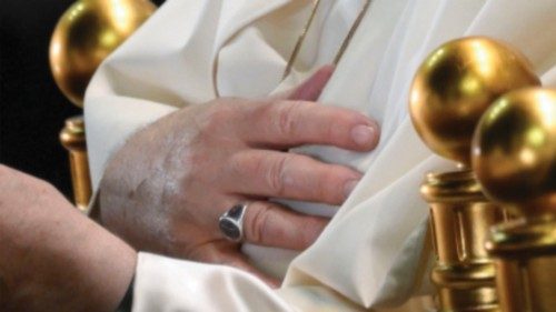 Quella mano sul cuore in segno di accoglienza QUO-253 Quella mano sul cuore in segno di accoglienza QUO-253