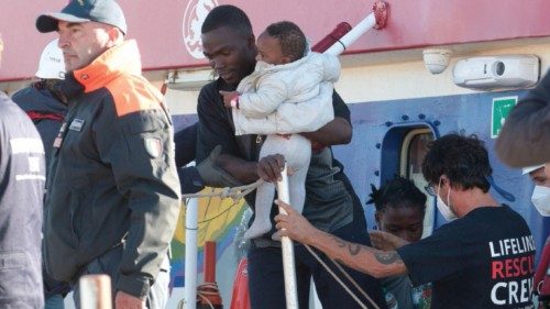 2022108 REGGIO CALABRIA CLJ
Sbarco della nave 'Rise Above' della ONG 'Mission Lifetine'
con a bordo ... 2022108 REGGIO CALABRIA CLJ
Sbarco della nave 'Rise Above' della ONG 'Mission Lifetine'
con a bordo ...