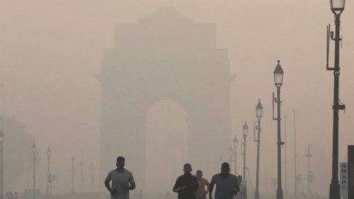 epa10283274 People jog as the city is engulfed in heavy smog at Rajpath, in New Delhi, India, 03 ...