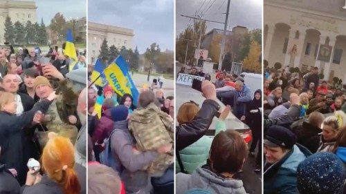 COMBO (la foto va bene anche per il sito) - I residenti di Kherson, liberata dai russi, accolgono i ...