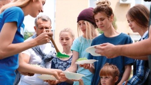 L’abbraccio tra i poveri e i giovani QUO-259 L’abbraccio tra i poveri e i giovani QUO-259