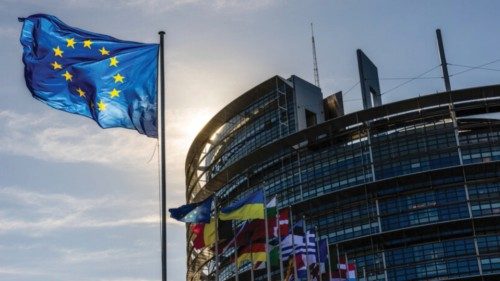 Die Flaggen der Europäischen Union, der Ukraine und der Mitgliedsstaaten der EU wehen vor dem ...