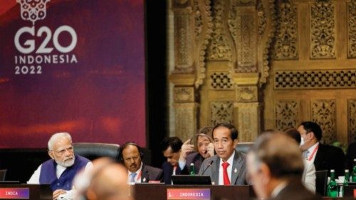 epa10308104 India's Prime Minister Narendra Modi (L) and Indonesia's President Joko Widodo (C) ...