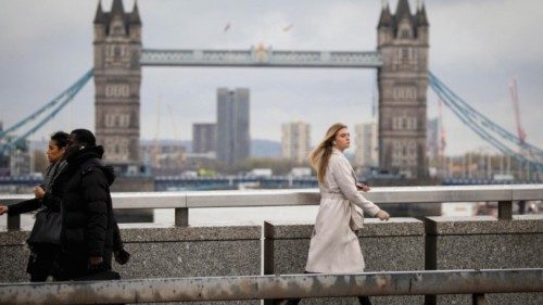 epa10309954 Commuters walk on London Bridge in London, Britain, 17 November 2022. Britain's ...