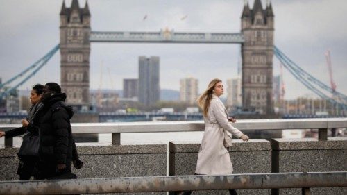 epa10309954 Commuters walk on London Bridge in London, Britain, 17 November 2022. Britain's ... epa10309954 Commuters walk on London Bridge in London, Britain, 17 November 2022. Britain's ...