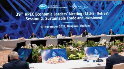 Heads of state attend the handover ceremony at the end of the 29th APEC Economic Leaders? Meeting ...