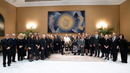  L’incontro del Papa con lo “Scalabrini International Migration Network”  QUO-268