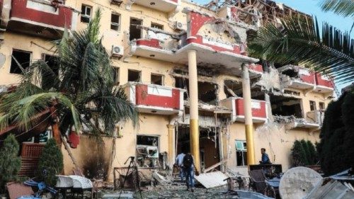  Mogadiscio: 8 morti nell’attacco di Al-Shabab a un hotel  QUO-273
