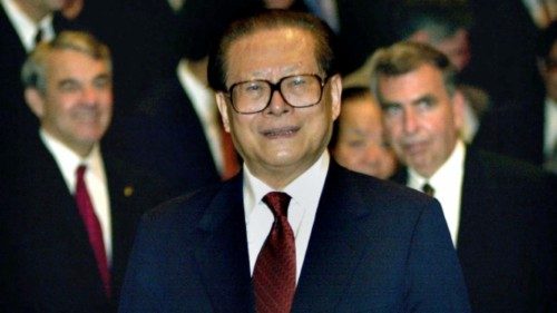 FILE PHOTO: Chinese President Jiang Zemin smiles during a meeting with corporate executives ...