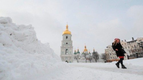  Guerra e gelo, ma Kyiv prova a ripartire   QUO-281