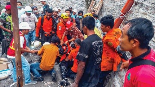 epa10356891 A handout photo made available by Indonesiaâs national search and rescue agency ...