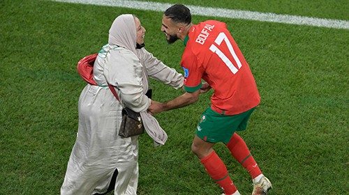 TOPSHOT - Morocco's midfielder #17 Sofiane Boufal celebrates with his mother after qualifying to the ...