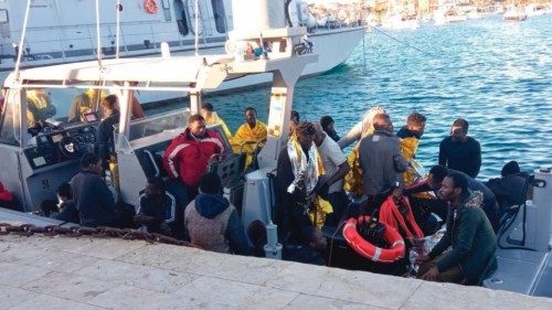 ++ Migranti: naufragio a largo di Lampedusa, morta bimba ++ANSA / CONCETTA RIZZO (npk)