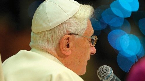*OR* Benedetto XVI ha svolto l'udienza generale di mercoledì 16 dicembre 2009 nell'Aula Paolo VI ...