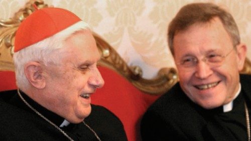 Kardinal Joseph Ratzinger (l.),Präfekt der Kongregation für die Glaubenslehre, und Kardinal Walter ...