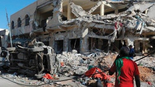 Somalia: 35 morti in un duplice attentato QUO-004 Somalia: 35 morti in un duplice attentato QUO-004