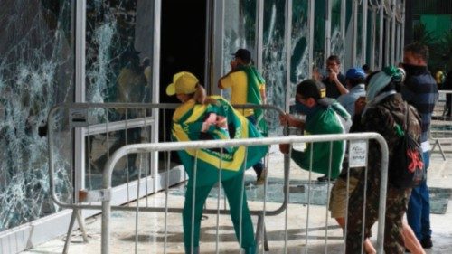 TOPSHOT - Supporters of Brazilian former President Jair Bolsonaro destroy a window of the the ...