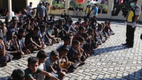 epa10396594 Rohingya refugees line up before receiving  their breakfast at a temporary shelter ...