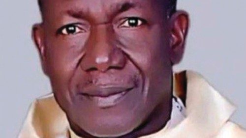 Padre Isaac Achi, ucciso domenica mattina in Nigeria, nell'attacco alla sua casa parrocchiale