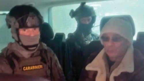 Il boss mafioso Matteo Messina Denaro è stato arrestato dai carabinieri del Ros, dopo 30 anni di ... Il boss mafioso Matteo Messina Denaro è stato arrestato dai carabinieri del Ros, dopo 30 anni di ...
