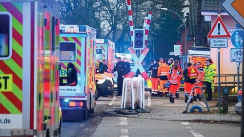  Germania, sale sul treno con un coltello uccidendo due  persone e ferendone sette  QUO-021