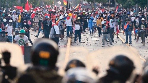 TOPSHOT - Demonstrators clash with riot police during a protest against the government of Dina ... TOPSHOT - Demonstrators clash with riot police during a protest against the government of Dina ...