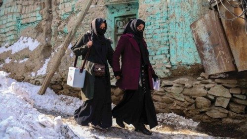 epa10428707 Health workers visit houses to administer polio vaccination to children in Kabul, ...