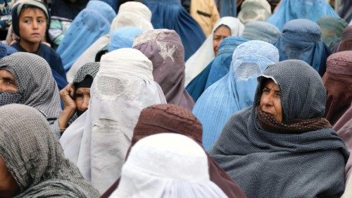 epa10436157 Afghans receive rations distributed by a Turkish charity in Kandahar, Afghanistan, 28 ...