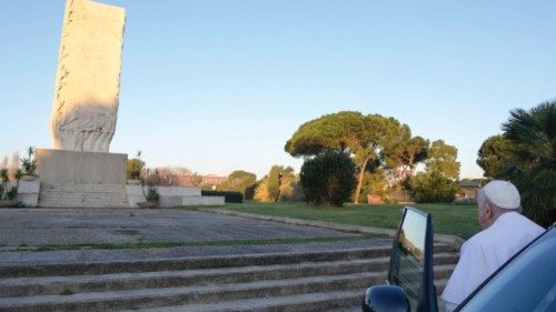  La preghiera davanti al monumento  dedicato agli aviatori uccisi in Congo nel 1961  QUO-025