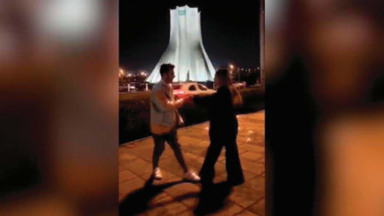  Iran, due giovani condannati a 10 anni per aver ballato in strada   QUO-026