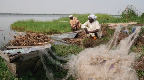 Chadian fishermen mend their nets on Midikouta Island on Lake Chad on July 22, 2017. - Tchoukouli -- ... Chadian fishermen mend their nets on Midikouta Island on Lake Chad on July 22, 2017. - Tchoukouli -- ...